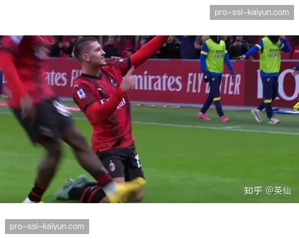 特写：在弗罗西诺内打入意甲处子球后，小将泪洒赛场