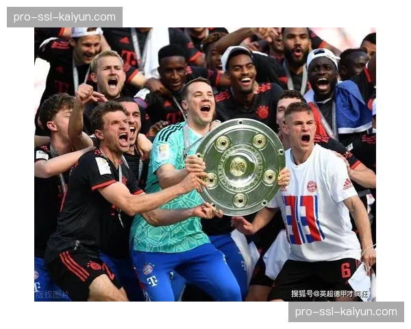 诺伊尔达成德甲500场里程碑,赛前获颁纪念奖盘 诺伊尔达成德甲500场里程碑,赛前获颁纪念奖盘